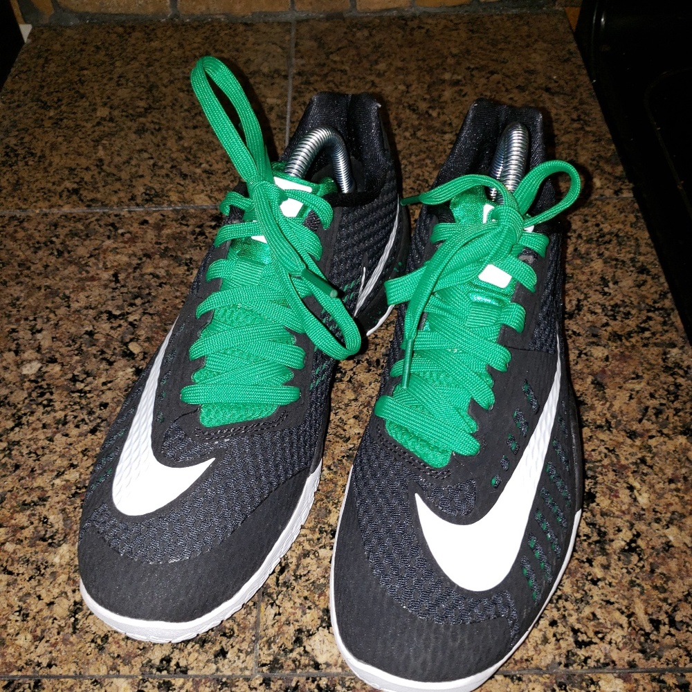 Nike Hyperlive sneakers black and green sz 8